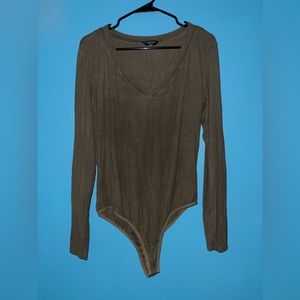 Women’s Bebe long sleeve basic green snap close v-neck bodysuit size XL